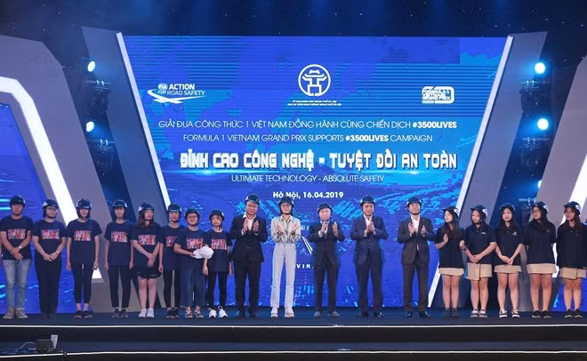 The programme on April 16 presents 10,000 qualified helmets to students across Hanoi (Photo: VNA)