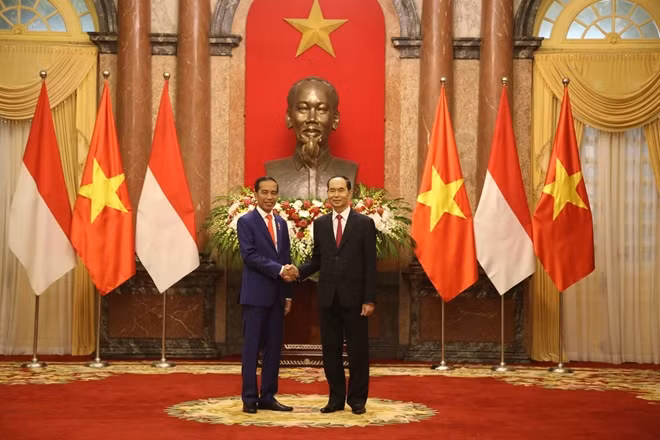 President Tran Dai Quang (R) shakes hands with Indonesian President Joko Widodo