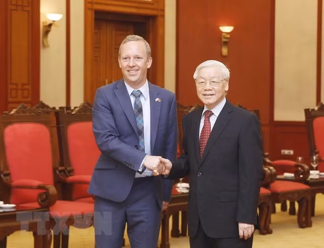 General Secretary of the Communist Party of Vietnam Nguyen Phu Trong (R) and UK newly-accredited Ambassador to Vietnam Gareth Ward (Photo: VNA) General Secretary of the Communist Party of Vietnam Nguyen Phu Trong (R) and UK newly-accredited Ambassador to Vietnam Gareth Ward (Photo: VNA)