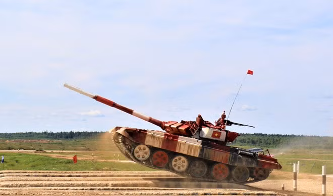 The Vietnamese tank competes in the semi-final round of Group 2 of the“Tank biathlon” event (Photo: VNA) The Vietnamese tank competes in the semi-final round of Group 2 of the“Tank biathlon” event (Photo: VNA)