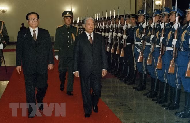 Former Party General Secretary of the Communist Party of Vietnam Do Muoi (R) and his Chinese counterpart Jiang Zemin inspect Guards of Honor during Do Muoi's visit to China in 1995 (Photo: VNA)