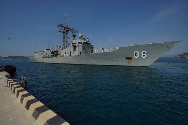 Landing Helicopter Dock HMAS Canberra Arriving at Cam Ranh port. Photo courtesy: Australian embassy in Hanoi.