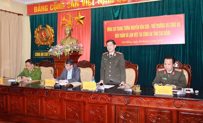 Deputy Minister Nguyen Van Son speaks at the meeting.