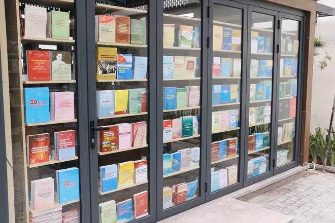 The booths are separated by glass walls to make books in focus and create aesthetic, modern, civilized, friendly looks for readers. The booths are separated by glass walls to make books in focus and create aesthetic, modern, civilized, friendly looks for readers.