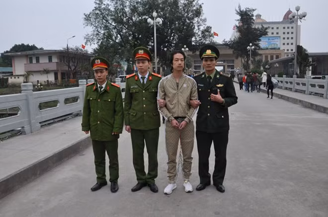 Vietnamese police on January 30 returns a fugitive Chinese man to China in Quang Ninh