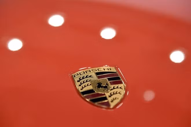 The logo of German carmaker Porsche AG is seen before the company's annual news conference in Stuttgart, Germany, March 17, 2017.REUTERS/Lukas Barth