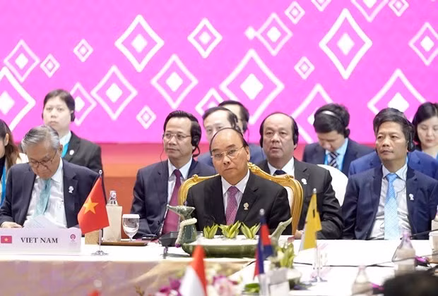 Prime Minister Nguyen Xuan Phuc (centre) at the 3rd Regional Comprehensive Economic Partnership (RCEP) Summit (Photo: VNA) Prime Minister Nguyen Xuan Phuc (centre) at the 3rd Regional Comprehensive Economic Partnership (RCEP) Summit (Photo: VNA)