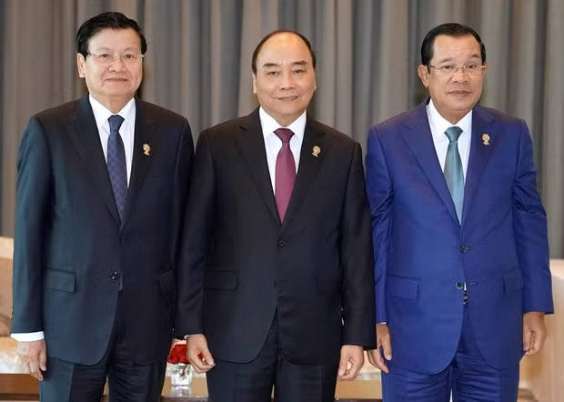 Prime Minister Nguyen Xuan Phuc (centre) and his counterparts Thongloun Sisoulith of Laos (left) and Samdech Hun Sen of Cambodia (right) at their working session in Bangkok on November 3 (Photo: VNA)
