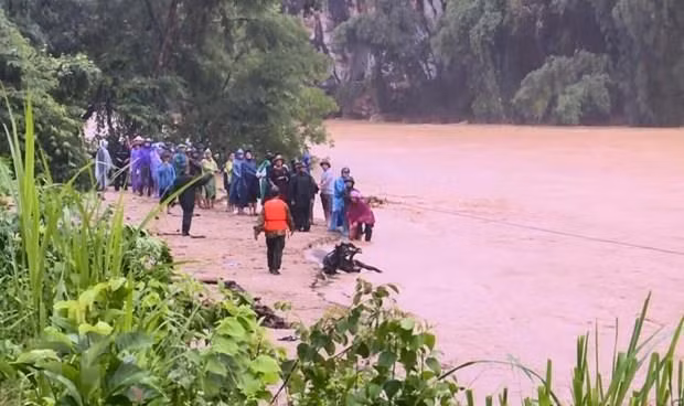 Rescuers searching for missing victims (Photo: VNA) Rescuers searching for missing victims (Photo: VNA)