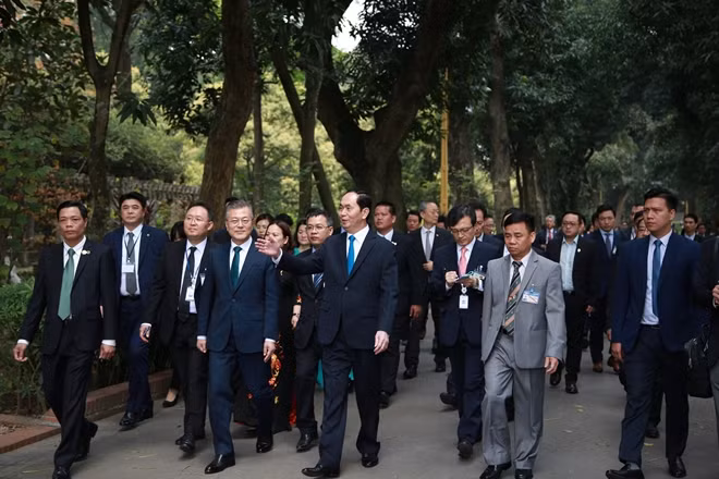 President Tran Dai Quang and his counterpart visit Ho Chi Minh Presidential Palace Historical Site