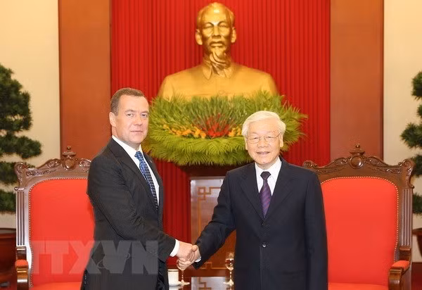 General Secretary of the Communist Party Central Committee (CPVCC) and President Nguyen Phu Trong (R) and visiting Russian Prime Minister Dmitry Medvedev (Photo: VNA) General Secretary of the Communist Party Central Committee (CPVCC) and President Nguyen Phu Trong (R) and visiting Russian Prime Minister Dmitry Medvedev (Photo: VNA)