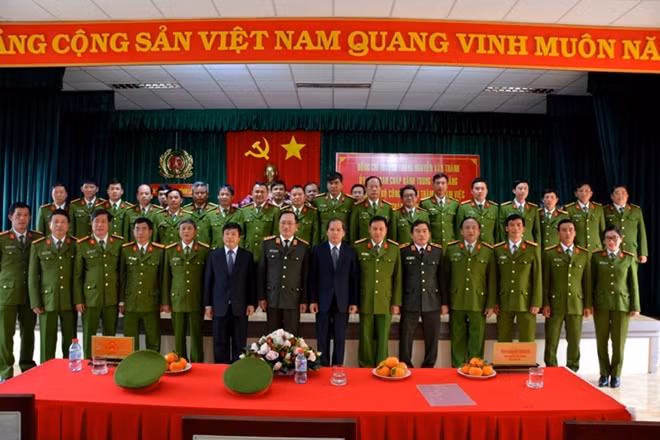Deputy Minister Nguyen Van Thanh and leaders of the Lam Dong Fire Police Deputy Minister Nguyen Van Thanh and leaders of the Lam Dong Fire Police