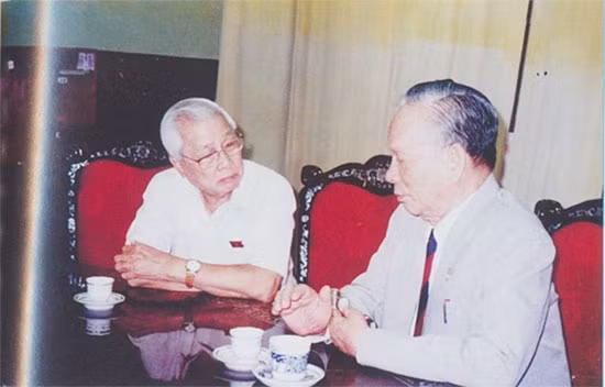 Former State President Le Duc Anh and former Prime Minister Vo Van Kiet in a photo taken after the 7th National Congress of the CPV (1991). Former State President Le Duc Anh and former Prime Minister Vo Van Kiet in a photo taken after the 7th National Congress of the CPV (1991).