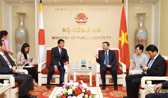 Minister To Lam and Ambassador Sugi Ryotaro.