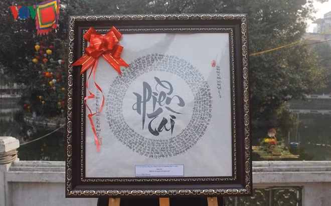 35 outstanding calligraphic works are also on display at the event. Pictured is the prize-winning artwork by author Tran Van Son.
