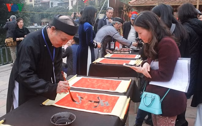On the opening day of the spring calligraphy festival, 63 calligraphers arrived at Ho Van at Van Mieu Quoc Tu Giam to prepare for the event.