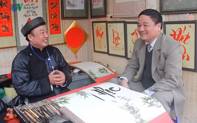 Calligrapher Tran Van Son who won the first prize in the calligraphy exhibition says his winning artwork aims to highlight the importance of talented people to a prosperous nation.