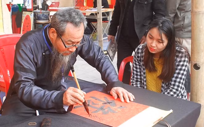 Crowds gathered at Ho Van to visit the calligraphy exhibition and request personalised brushworks from the calligraphers.