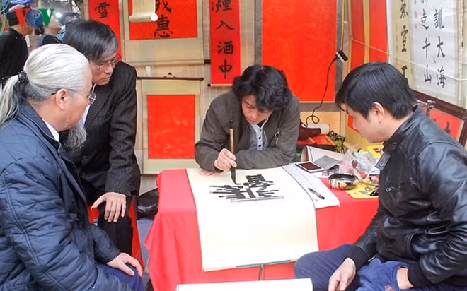 This year, 63 highly skilled calligraphers were carefully selected to provide kind words in calligraphy to visitors.