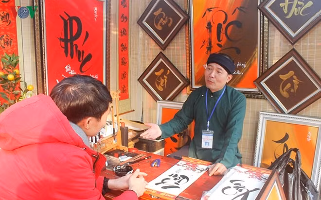 Visitors have the opportunity to talk to the artists about folk art and calligraphy.