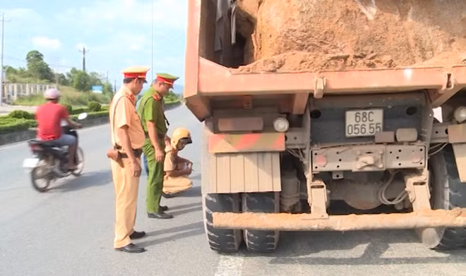 Phu Quoc Police officers check a trunk on the duty.