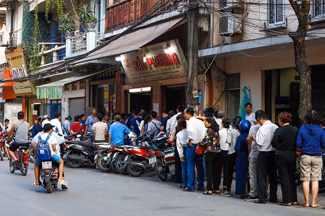 On these days, a long line of people are waiting patiently for their turn in front of the shop window to get traditional mid-autumn cakes.