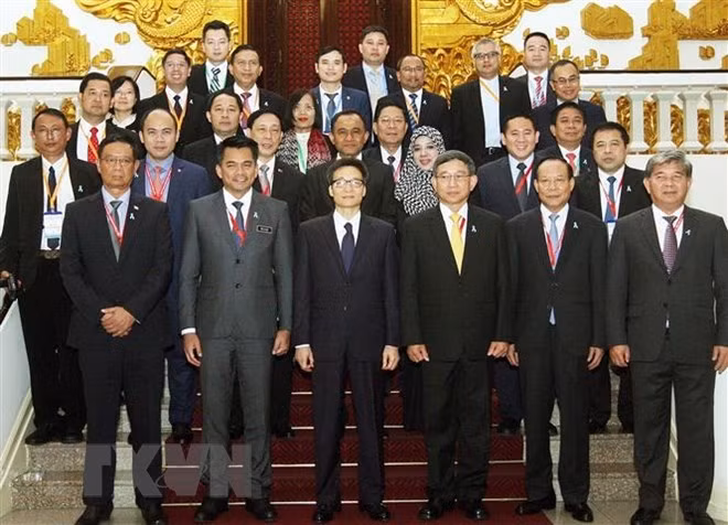 Deputy Prime Minister Vu Duc Dam (third from left) and delegates (Source: VNA)