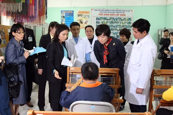 They all were interested in communicating with the Japanese Prime Minister’s spouse, and felt happy during her visit to the center. They all were interested in communicating with the Japanese Prime Minister’s spouse, and felt happy during her visit to the center.