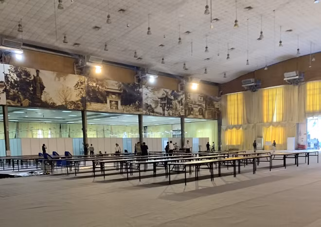 The center can provide fully-equipped working places for some 4,000 reporters and technicians from various press and media agencies around the world from February 25 to March 1. This 4,000-square-meter media center is divided into 3 different sections, and opens around the clock. The press center is still being furnished.