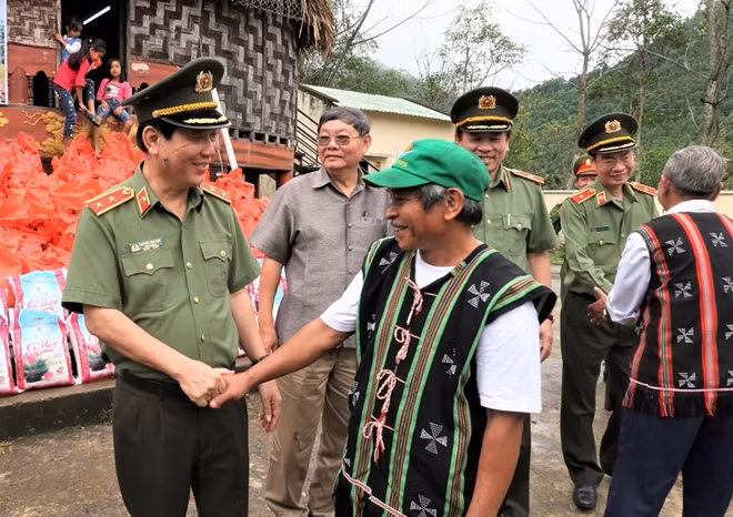 Reputable elderly people of the two villages expressed their delights at meeting Lieutenant General Nguyen Van Son.