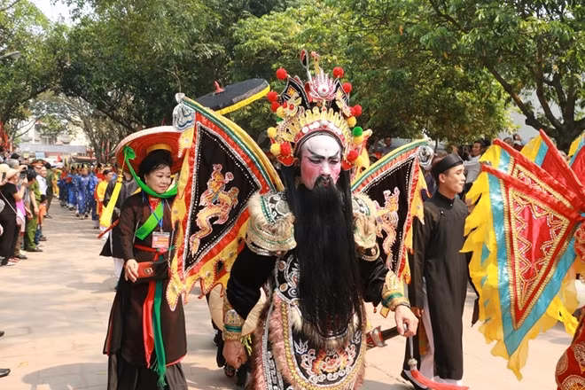 During the festival, many artists dressed as Generals of the Ly dynasty. During the festival, many artists dressed as Generals of the Ly dynasty.