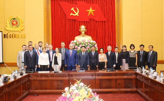 Deputy Minister Bui Van Nam Mr. Khramov Oleg Vladimirovich and other delegates at the consultation.
