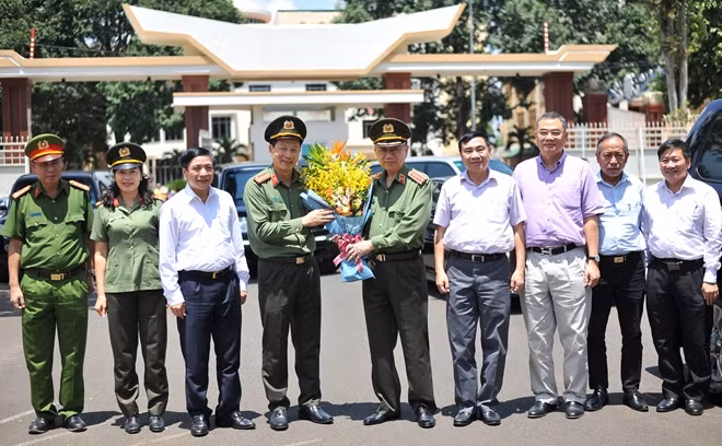 Minister To Lam visits the Provincial Police Department of Dak Lak. Minister To Lam visits the Provincial Police Department of Dak Lak.