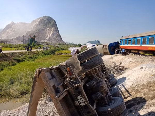 The scene of the accident after a train collided with a truck in Thanh Hoa province on May 24. — Photo dantri.com.vn