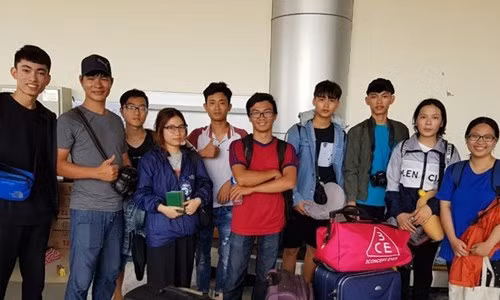 Ten Vietnamese students were taken unscathed to Jakarta on October 1. (Photo: VNA)