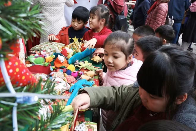 The fair is open daily from 2 pm to 9 pm from December 14 to 16.