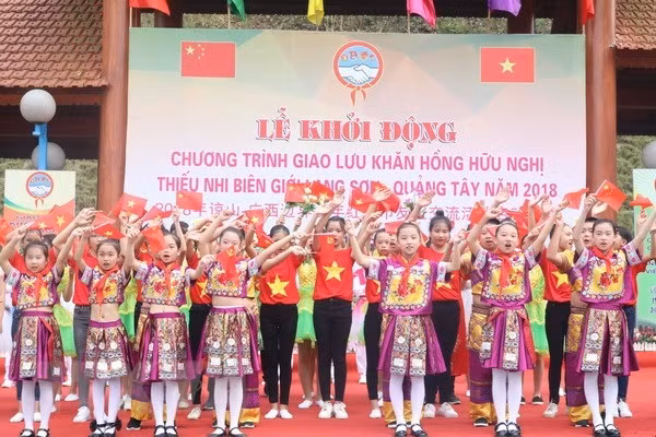 At the third border youth friendship exchange programme betweem Vietnamese and Chinese children (Photo: VNA) At the third border youth friendship exchange programme betweem Vietnamese and Chinese children (Photo: VNA)