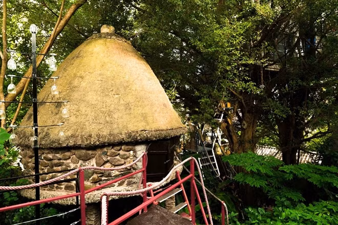 Arts Hotel by Dao Anh Khanh is located in Ngoc Thuy Str., Gia Lam, Hanoi whith 5 tree houses, 1 aquarium house, 3 garden houses and 1 stilt house.