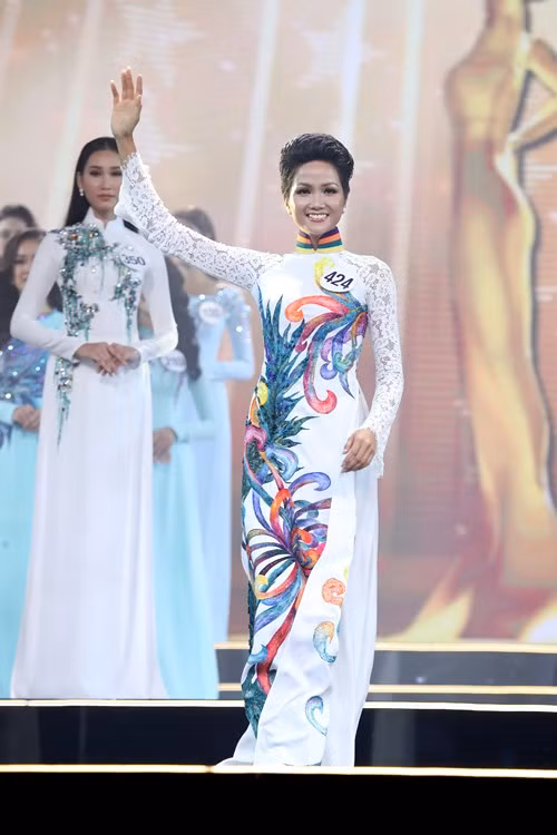 She’s 1.72 m tall with the measurements of 84-60-93 cm.