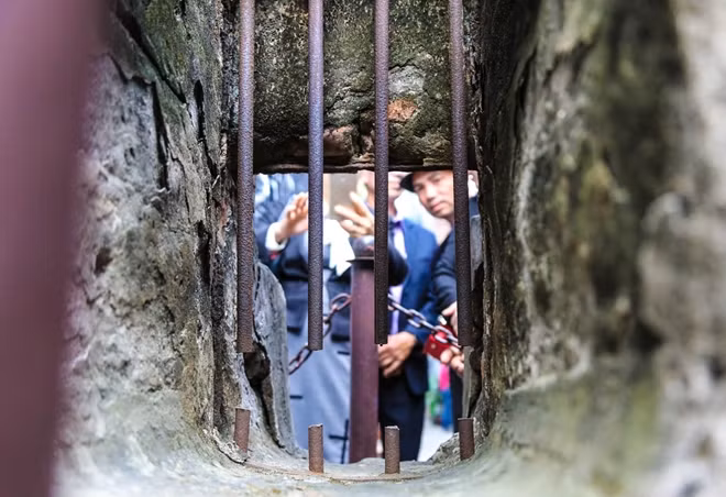 They also visited special cells in the prison. Hoa Lo Prison is known to be a horrifying and brutal prison, which captured Vietnamese patriots against the French colonial government from 1896 to 1954. They also visited special cells in the prison. Hoa Lo Prison is known to be a horrifying and brutal prison, which captured Vietnamese patriots against the French colonial government from 1896 to 1954.
