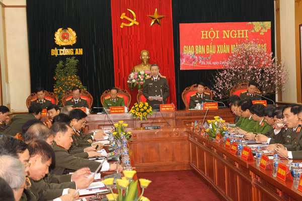 Minister To Lam recognized and praised the efforts by the whole police force to overcome difficulties and excellently accomplish their tasks during the Lunar New Year of 2018.