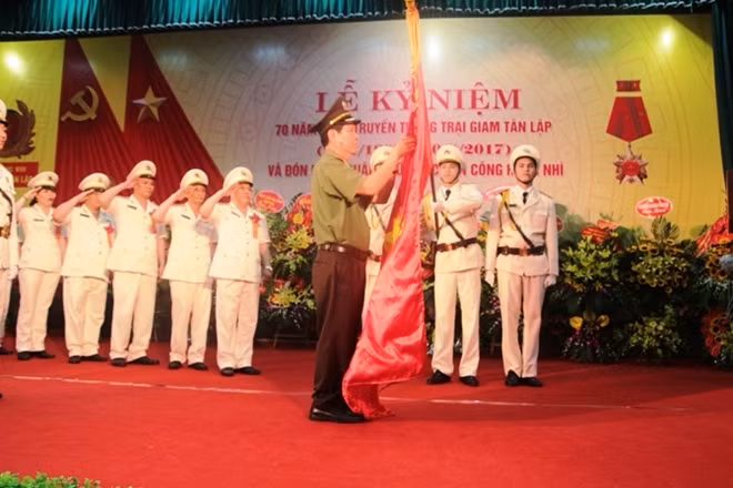 As authorized by the State President, Lieutenant General Nguyen Van Son granted the Feat of Arm Order of second class to Tan Lap Detention Center As authorized by the State President, Lieutenant General Nguyen Van Son granted the Feat of Arm Order of second class to Tan Lap Detention Center