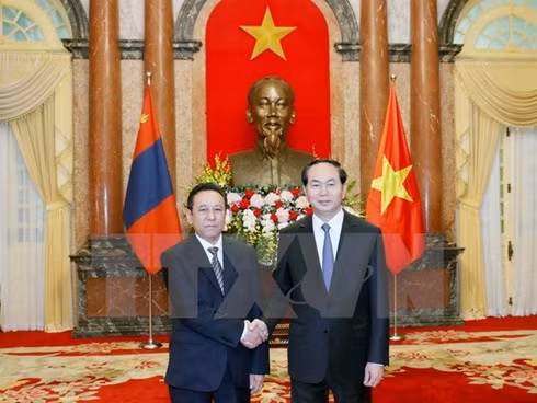 President Tran Dai Quang (R) hosts Mongolian Ambassador Bilegdorj Dash