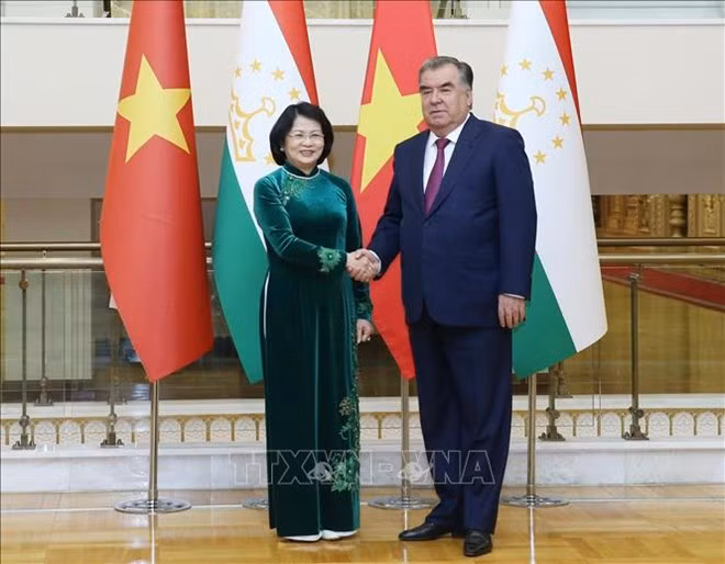Vice President Dang Thi Ngoc Thinh (L) and President of Tajikistan Emomali Rahmon (Source: VNA)