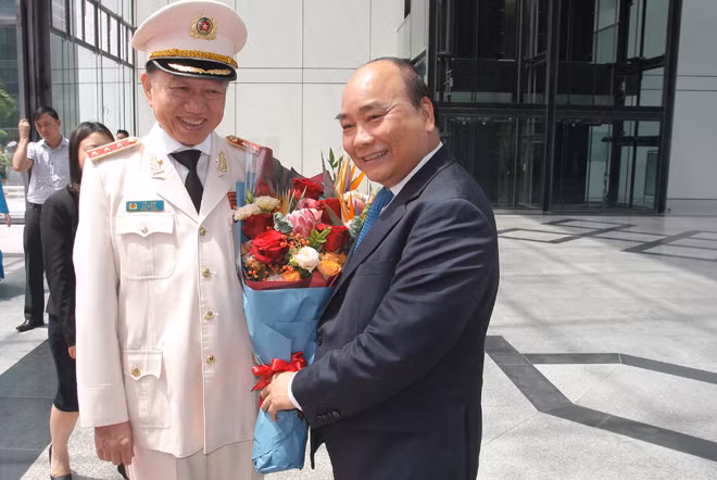 Minister To Lam presents flowers to PM Nguyen Xuan Phuc Minister To Lam presents flowers to PM Nguyen Xuan Phuc