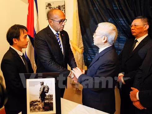 Party General Secretary Nguyen Phu Trong shares the loss with Cuban Ambassador Herminio Lopez Diaz