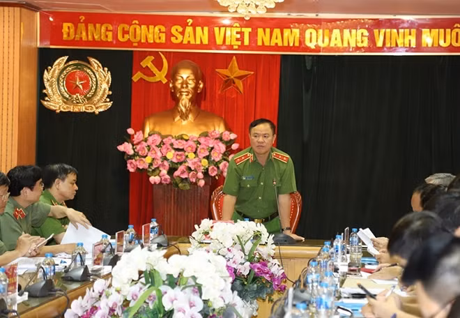 Lieutenant General Tran Van Ve chairs the event. Lieutenant General Tran Van Ve chairs the event.