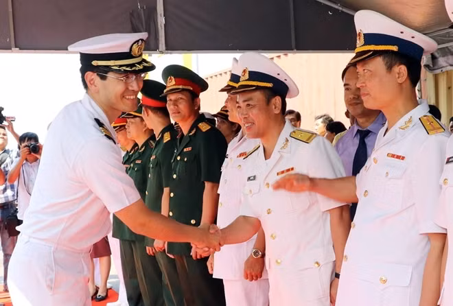 They will also take part in a volleyball exchange with officers and soldiers of the Naval Region 3 High Command, and join Vietnamese naval soldiers in military music performances at the Trung Vuong Theatre