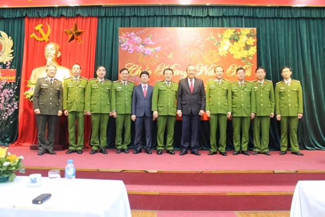Permanent Deputy PM Truong Hoa Binh and officers, soldiers of the Investigation Police Department on Drug-related Crimes Permanent Deputy PM Truong Hoa Binh and officers, soldiers of the Investigation Police Department on Drug-related Crimes
