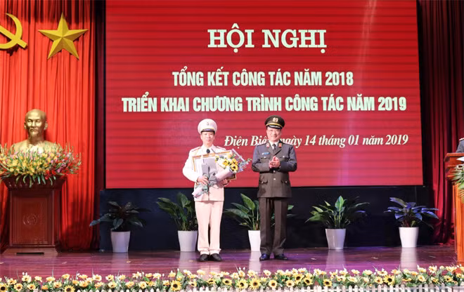 Deputy Minister Nguyen Van Thanh honors outstanding officer of Dien Bien Provincial Police. Deputy Minister Nguyen Van Thanh honors outstanding officer of Dien Bien Provincial Police.